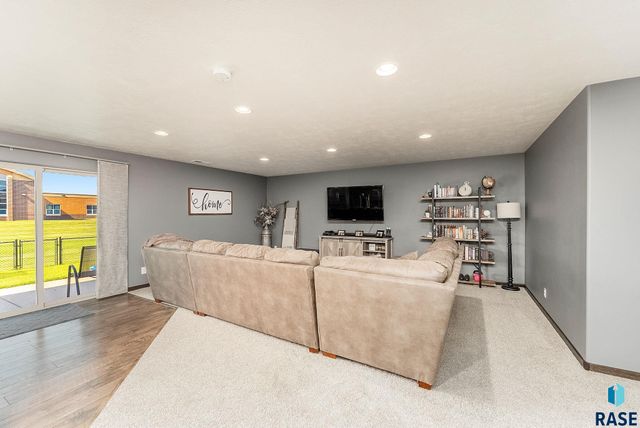 7909 W Pettigrew Ln, Sioux Falls, SD 57106