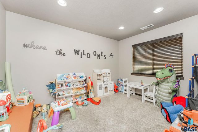 7909 W Pettigrew Ln, Sioux Falls, SD 57106