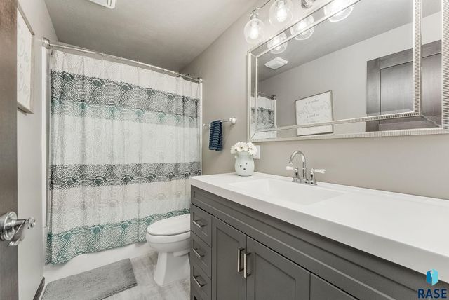 7909 W Pettigrew Ln, Sioux Falls, SD 57106