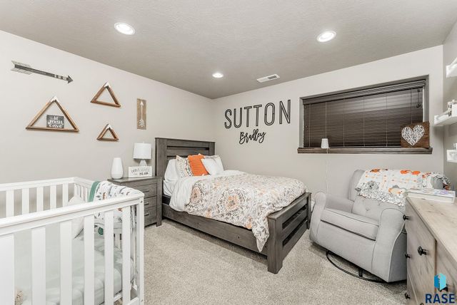 7909 W Pettigrew Ln, Sioux Falls, SD 57106