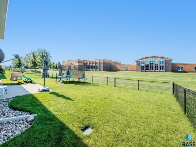 7909 W Pettigrew Ln, Sioux Falls, SD 57106
