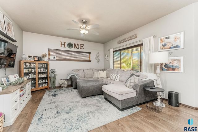 7909 W Pettigrew Ln, Sioux Falls, SD 57106