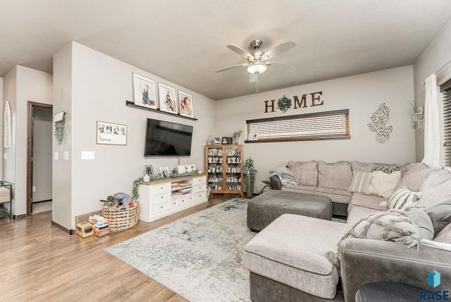 7909 W Pettigrew Ln, Sioux Falls, SD 57106