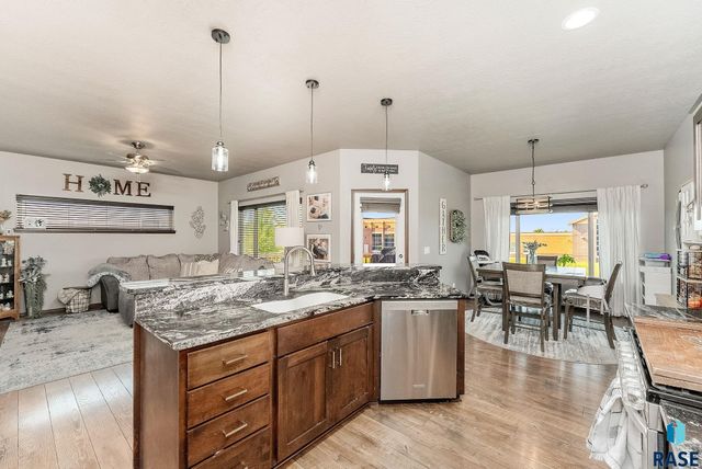 7909 W Pettigrew Ln, Sioux Falls, SD 57106