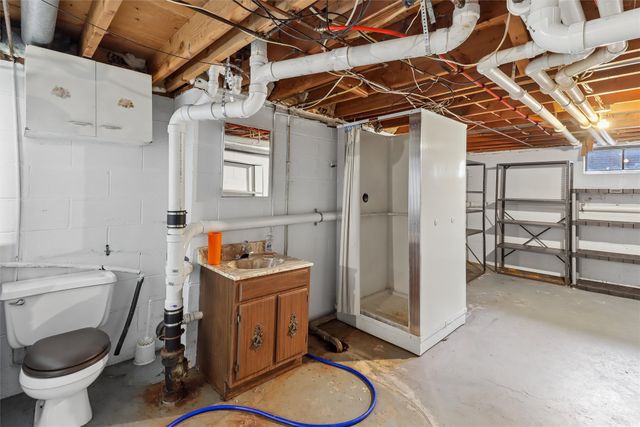 1111 N D Street, Indianola, IA 50125