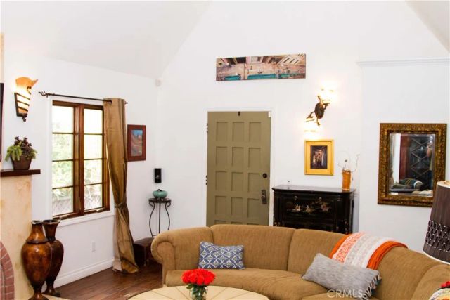 2318 Holly Drive, Los Angeles, CA 90068