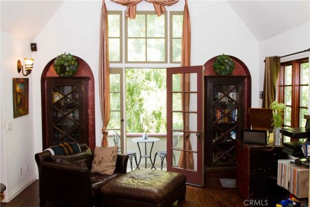 2318 Holly Drive, Los Angeles, CA 90068