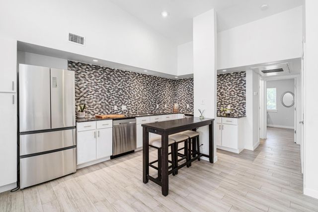 2200 Dickson DR 218, Austin, TX 78704
