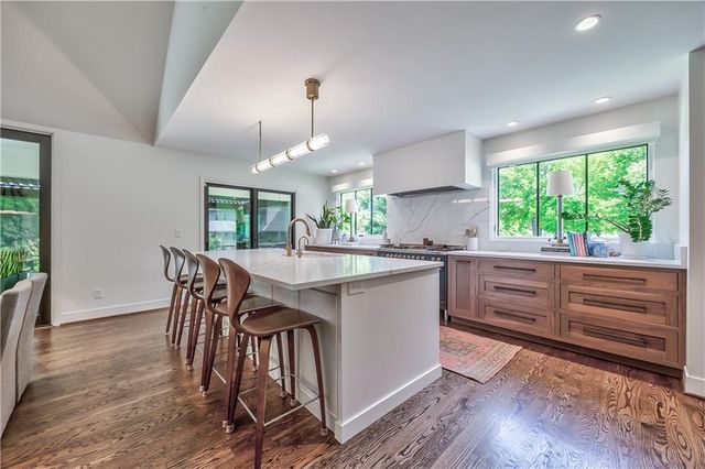 8600 Reinhardt Lane, Leawood, KS 66206