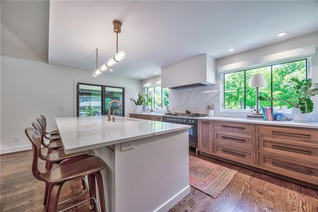 8600 Reinhardt Lane, Leawood, KS 66206