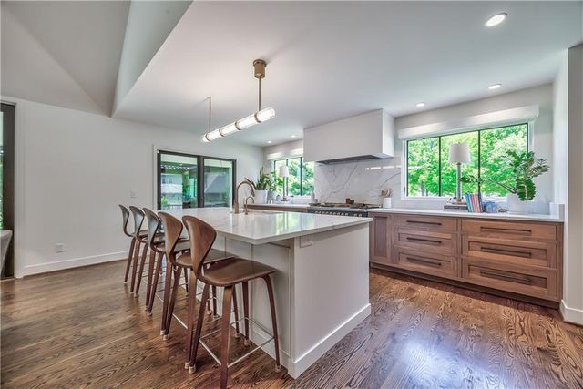 8600 Reinhardt Lane, Leawood, KS 66206