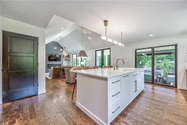 8600 Reinhardt Lane, Leawood, KS 66206