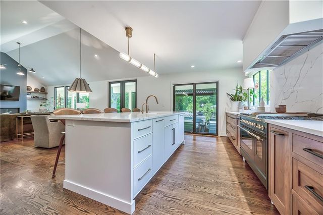 8600 Reinhardt Lane, Leawood, KS 66206