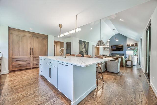 8600 Reinhardt Lane, Leawood, KS 66206