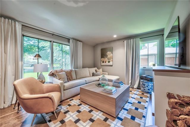8600 Reinhardt Lane, Leawood, KS 66206