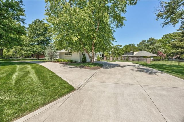 8600 Reinhardt Lane, Leawood, KS 66206
