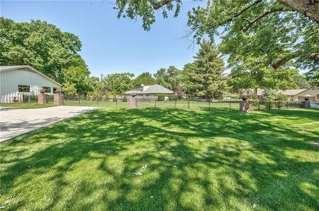 8600 Reinhardt Lane, Leawood, KS 66206
