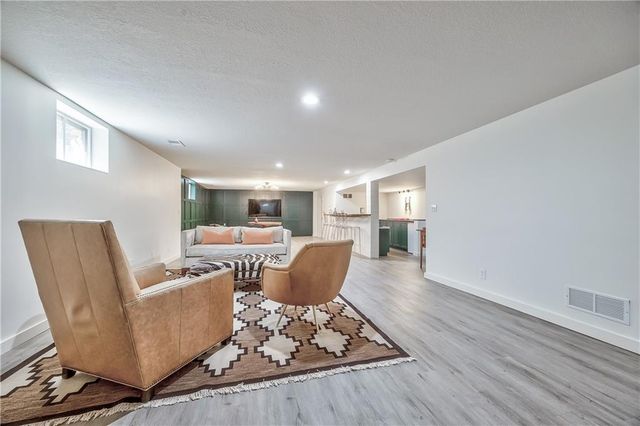 8600 Reinhardt Lane, Leawood, KS 66206