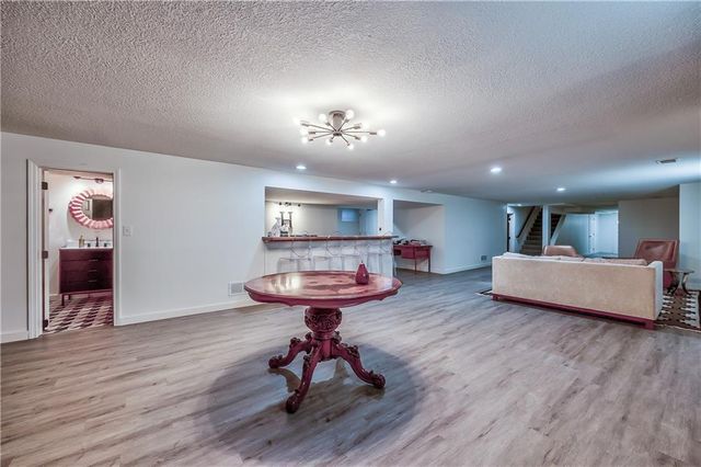 8600 Reinhardt Lane, Leawood, KS 66206