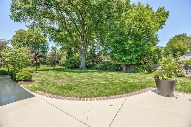 8600 Reinhardt Lane, Leawood, KS 66206