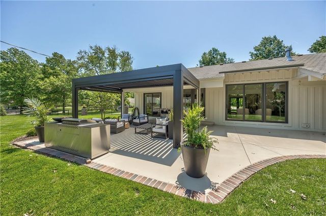 8600 Reinhardt Lane, Leawood, KS 66206
