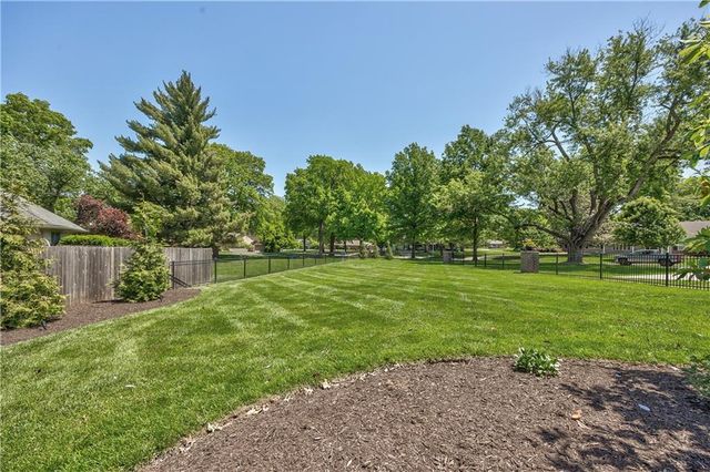8600 Reinhardt Lane, Leawood, KS 66206