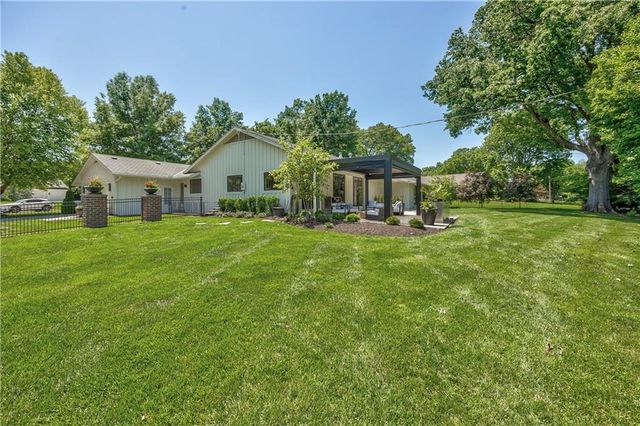 8600 Reinhardt Lane, Leawood, KS 66206