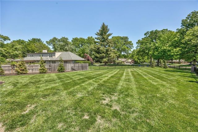 8600 Reinhardt Lane, Leawood, KS 66206