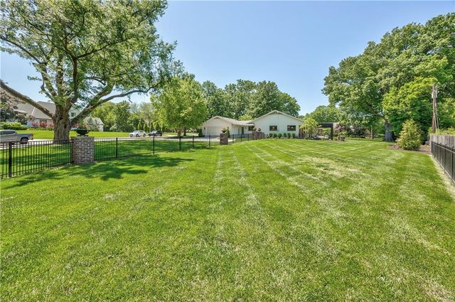 8600 Reinhardt Lane, Leawood, KS 66206