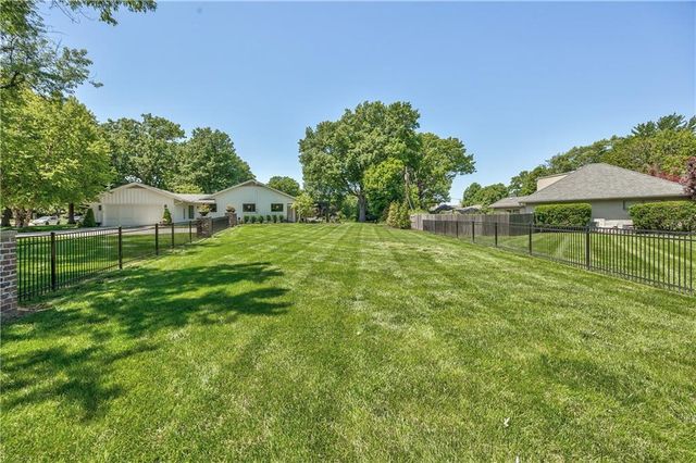 8600 Reinhardt Lane, Leawood, KS 66206