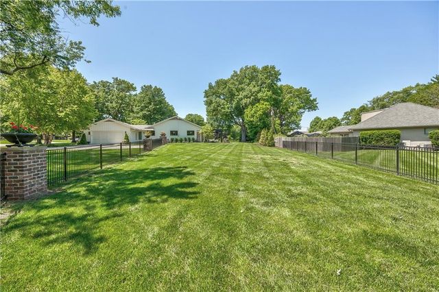 8600 Reinhardt Lane, Leawood, KS 66206