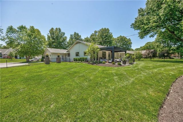 8600 Reinhardt Lane, Leawood, KS 66206