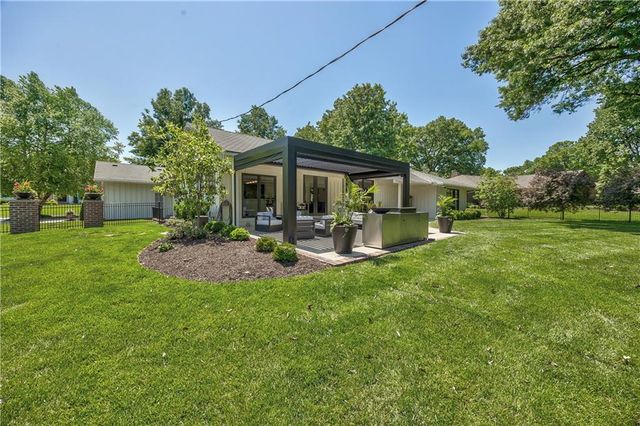 8600 Reinhardt Lane, Leawood, KS 66206