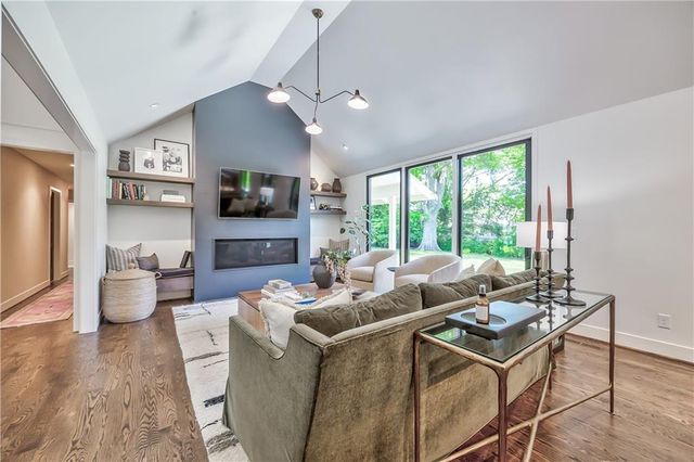 8600 Reinhardt Lane, Leawood, KS 66206