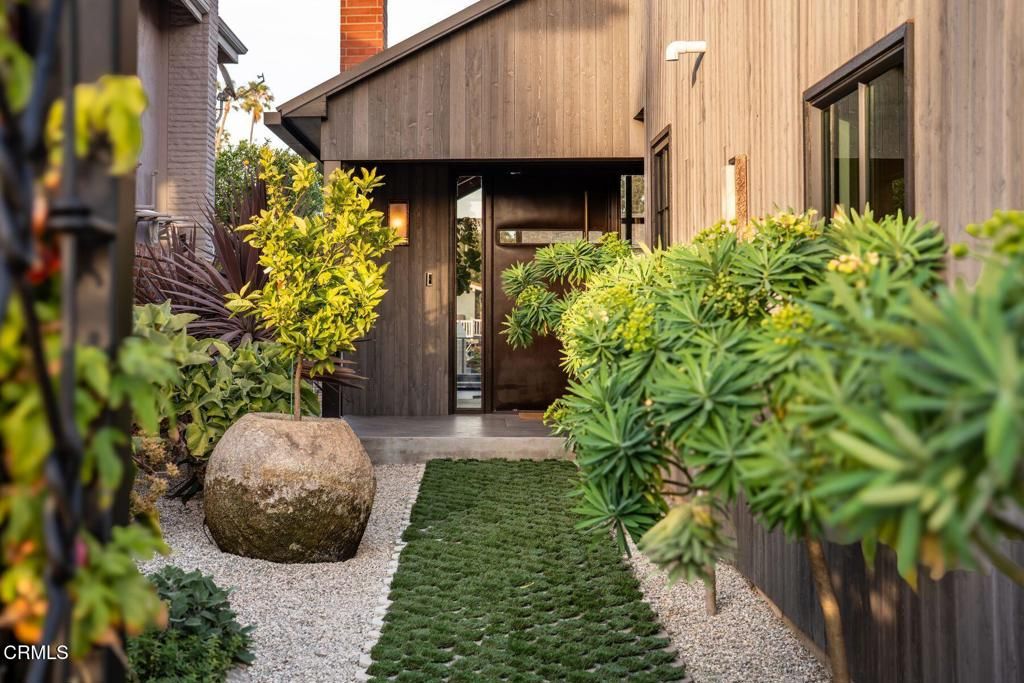 Image 3 of property listing at 2832 Sailor Avenue, Ventura, CA 93001