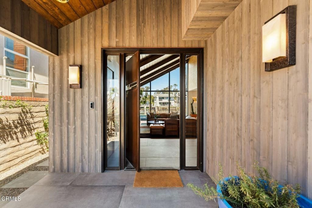 Image 5 of property listing at 2832 Sailor Avenue, Ventura, CA 93001