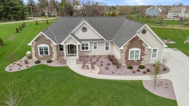 W279N8379 Hunter COURT, Hartland, WI 53029