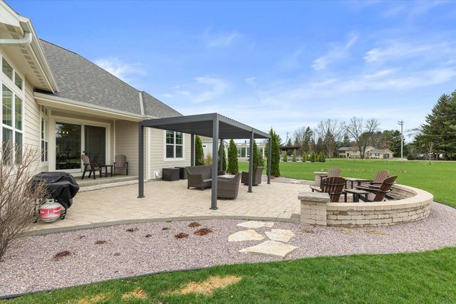 W279N8379 Hunter COURT, Hartland, WI 53029