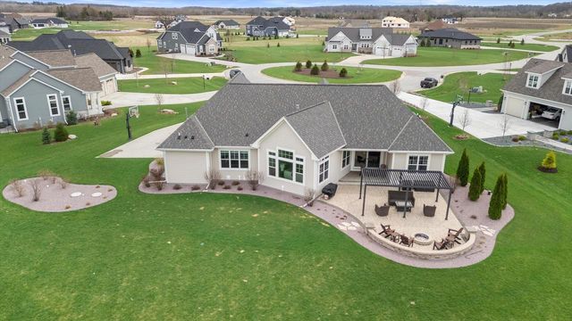 W279N8379 Hunter COURT, Hartland, WI 53029