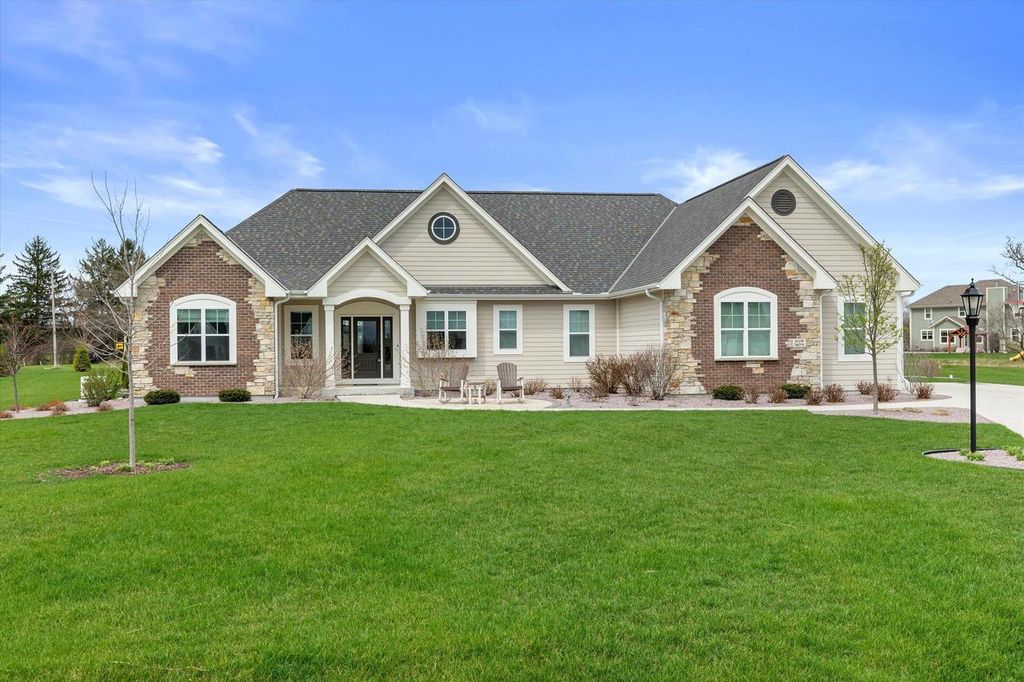 W279N8379 Hunter COURT, Hartland, WI 53029