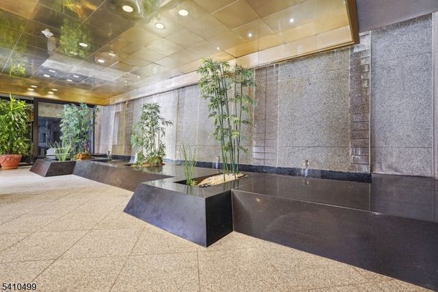 2 Claridge Dr 1FW, Verona Twp., NJ 07044