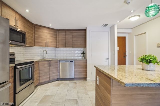 2 Claridge Dr 1FW, Verona Twp., NJ 07044