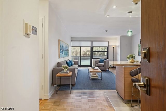 2 Claridge Dr 1FW, Verona Twp., NJ 07044