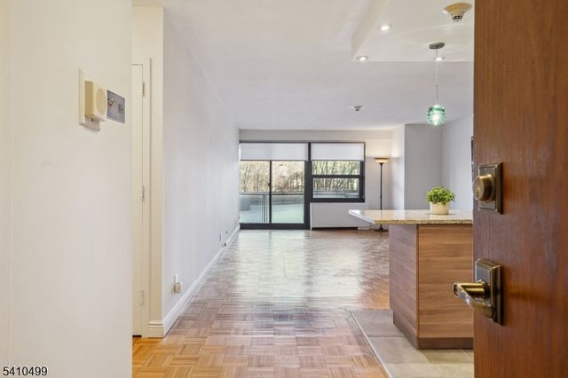 2 Claridge Dr 1FW, Verona Twp., NJ 07044