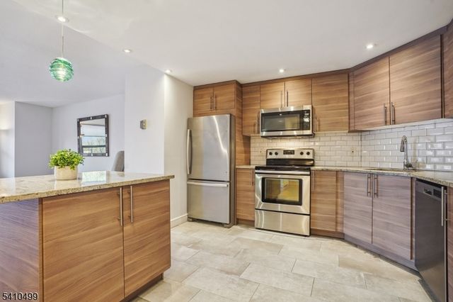 2 Claridge Dr 1FW, Verona Twp., NJ 07044