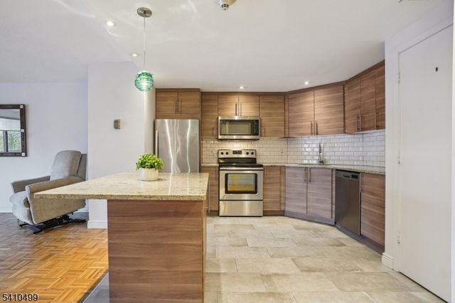 2 Claridge Dr 1FW, Verona Twp., NJ 07044