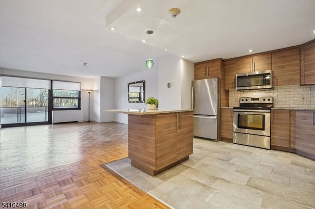 2 Claridge Dr 1FW, Verona Twp., NJ 07044