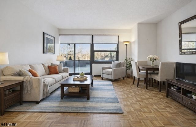 2 Claridge Dr 1FW, Verona Twp., NJ 07044