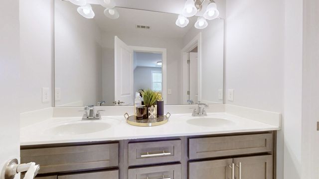 1736 Woodland Pointe Dr, Nashville, TN 37214