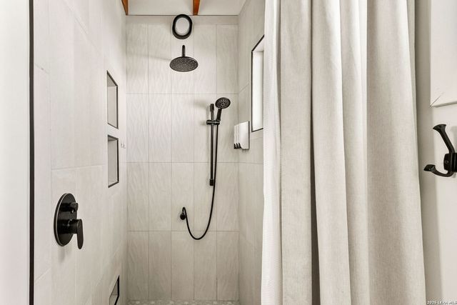 951 Hill Top, Canyon Lake, TX 78133